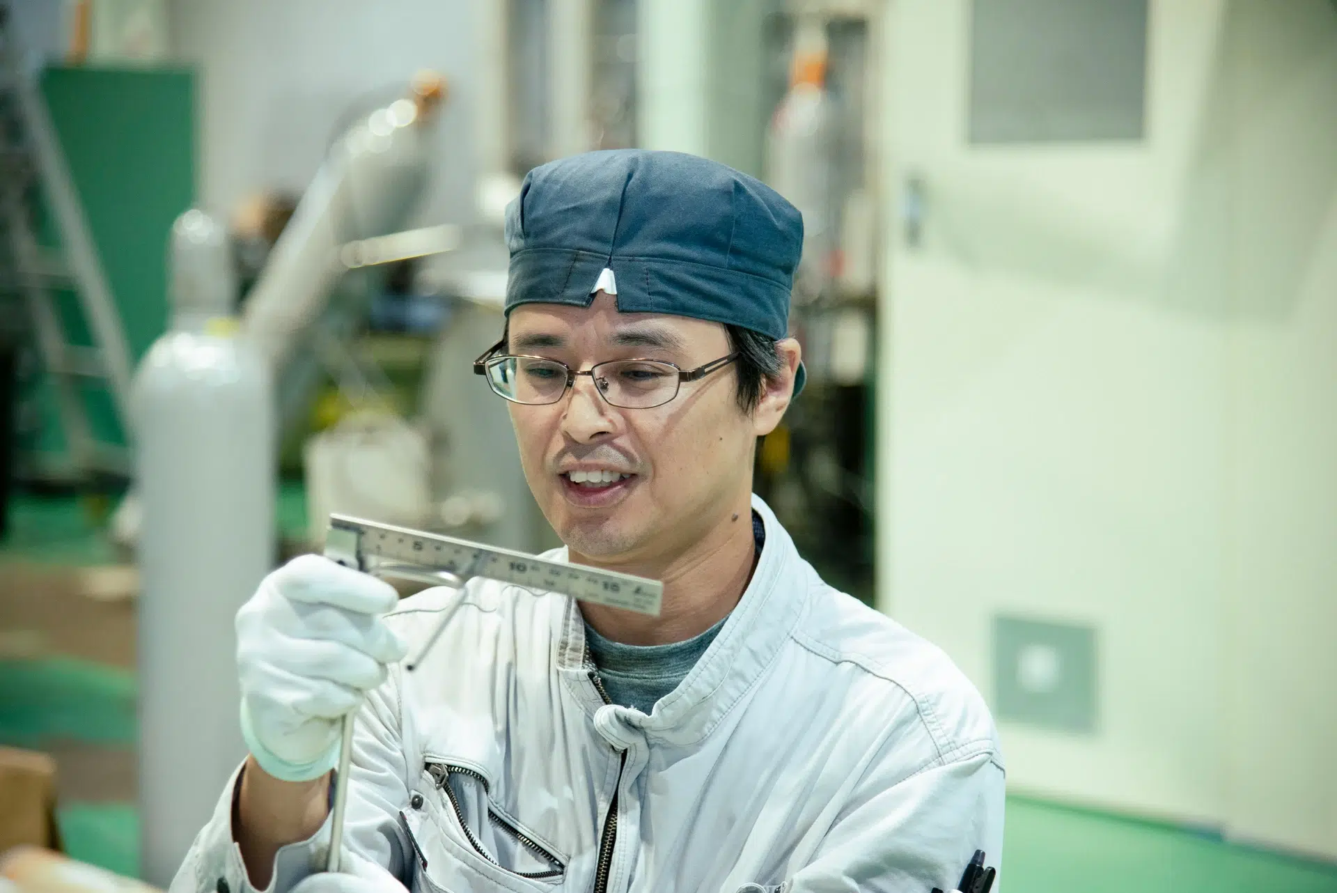 配管の寸法を測る若手社員