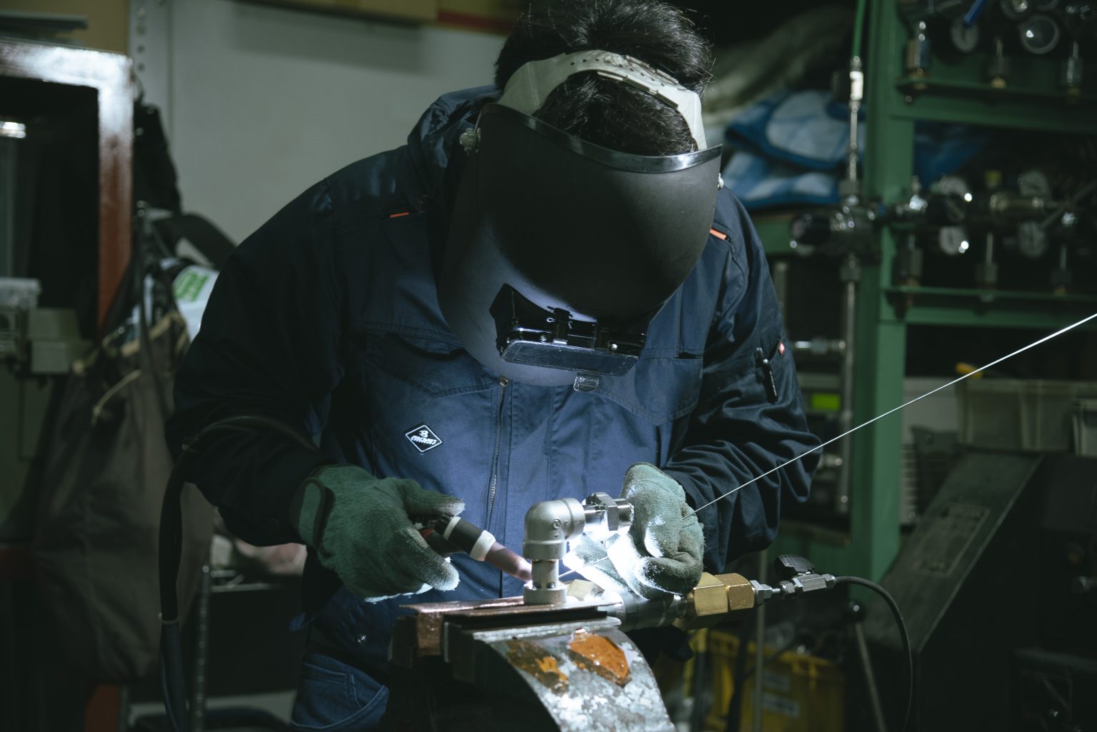 溶接作業をする社員