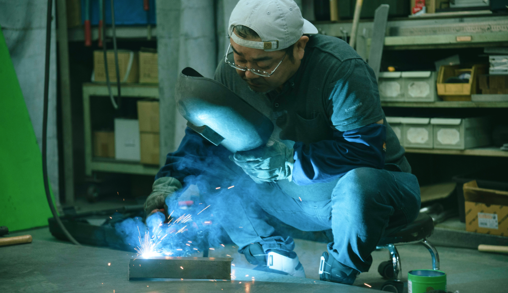 溶接作業をする職人