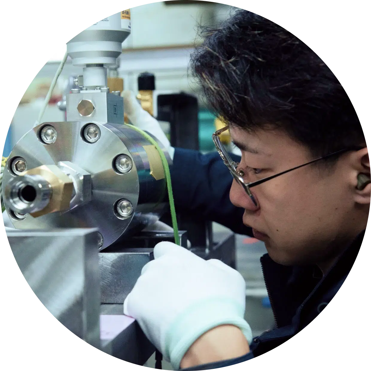 配管の継手を確認する社員