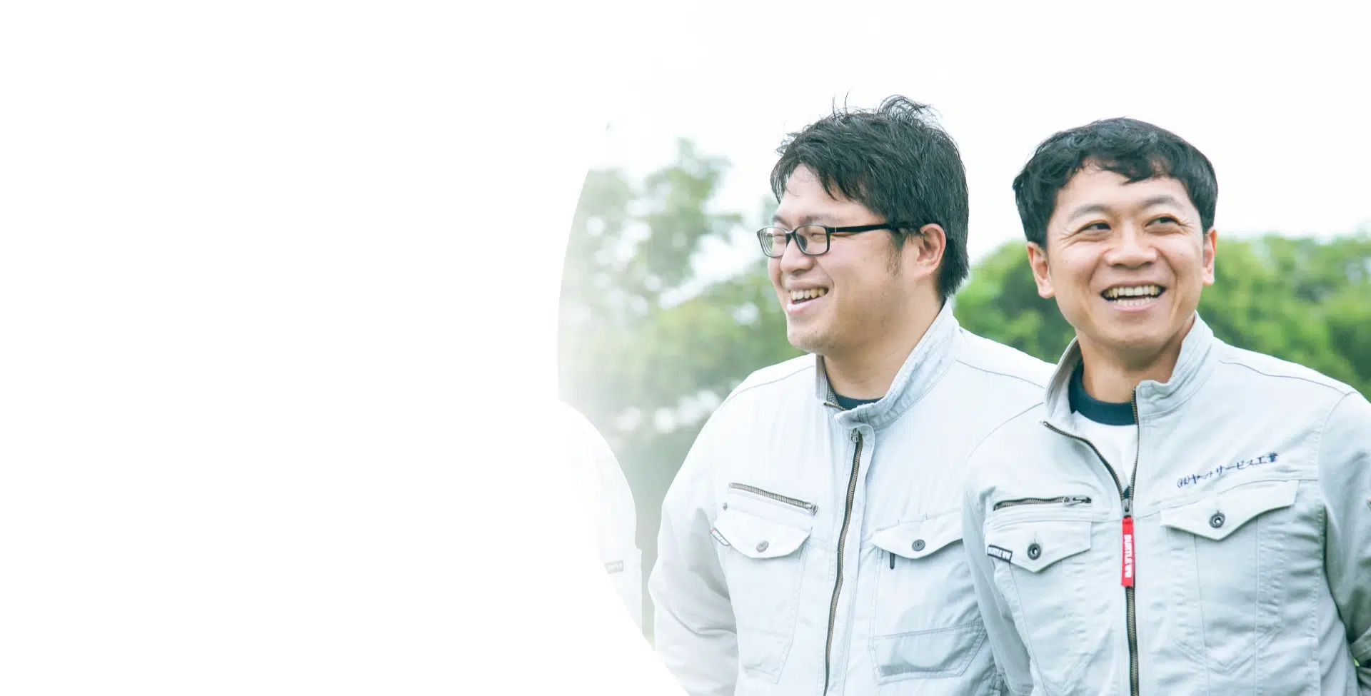 笑顔で話す2人の社員