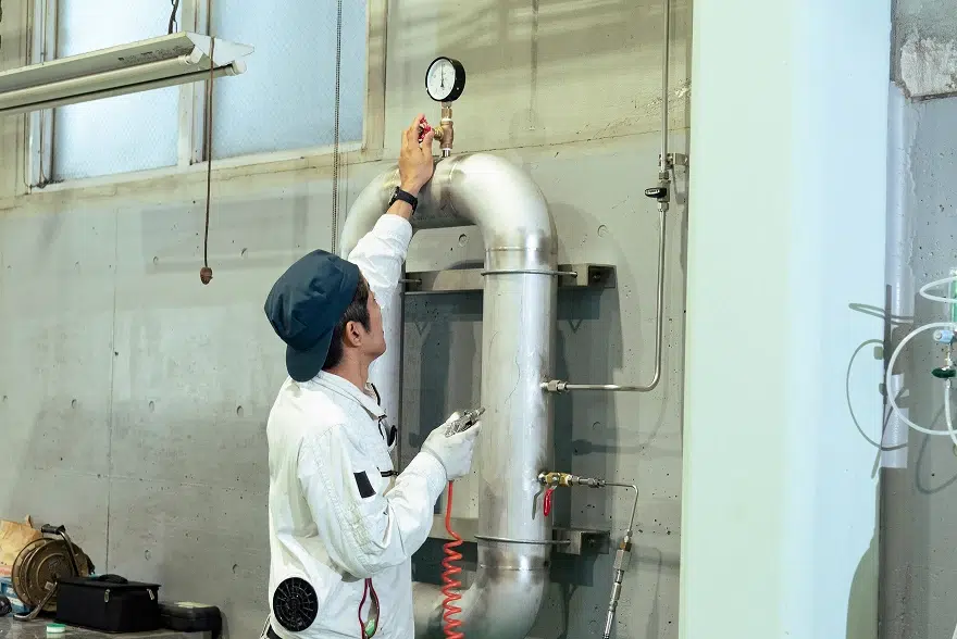 現場で配管を施工する社員